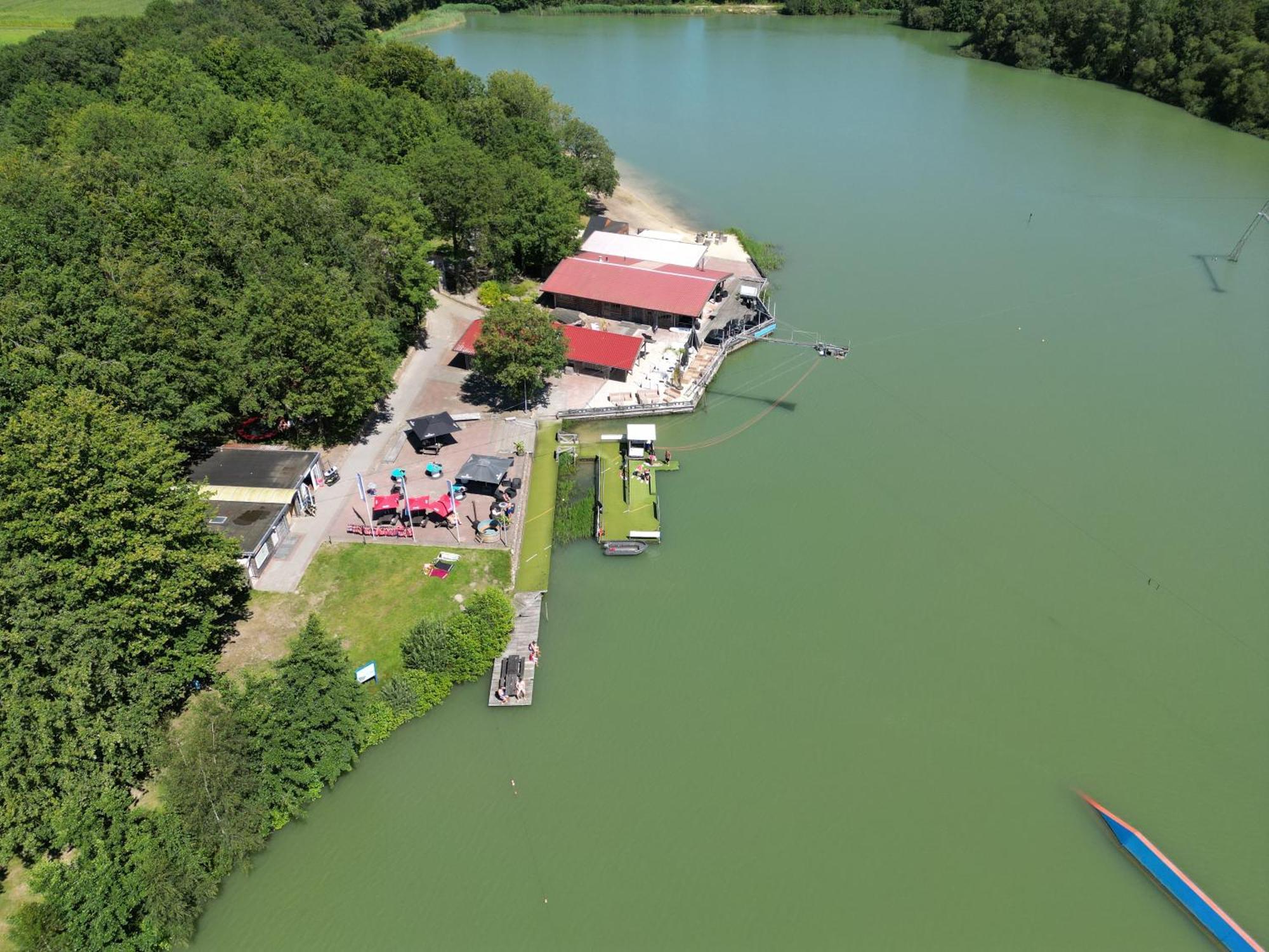 Gezellig Chalet Met 2 Slaapkamers En Zicht Op Het Water Erm エクステリア 写真